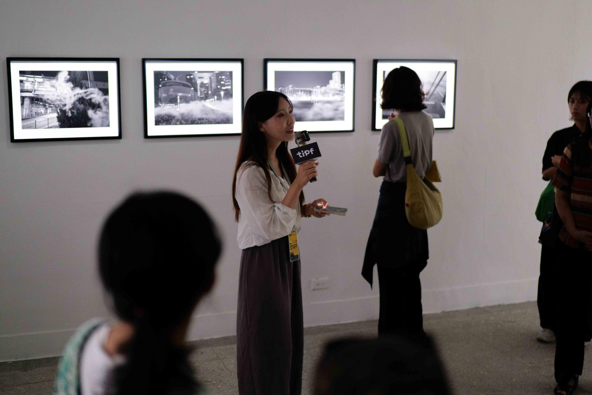 台文譯者温若喬於「New Wave 台灣新銳攝影創作展」展場，進行台語導覽｜圖／三月影像